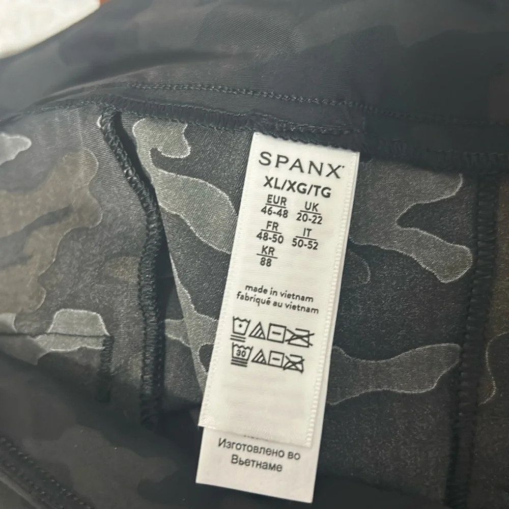 NEW Spanx brand black camoflage camo sunshine stretchy flattering short XL golf
